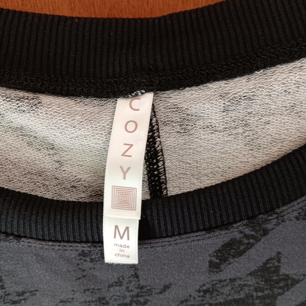 Cozy Gray Houndstooth Patterned Top - image 3